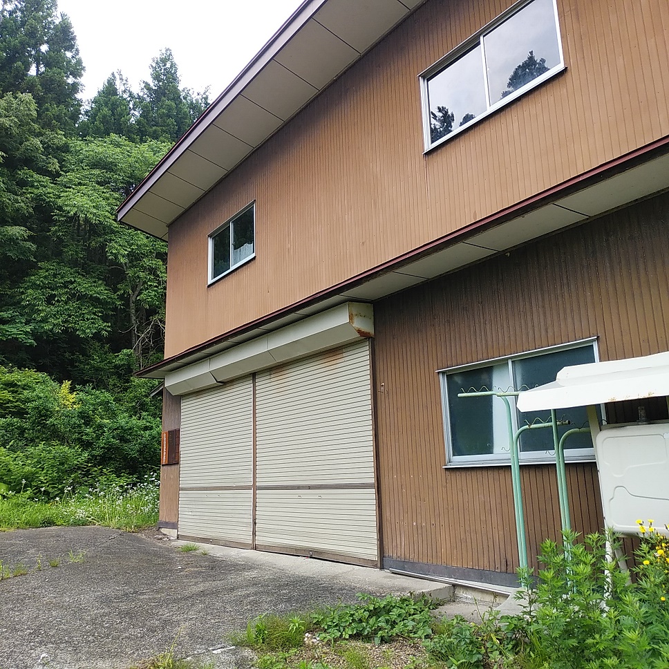 1950s wood house on a large plot in Iwate