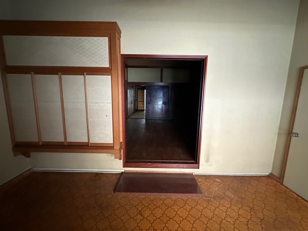 1970s concrete house, 2-min walk to station, Toyama