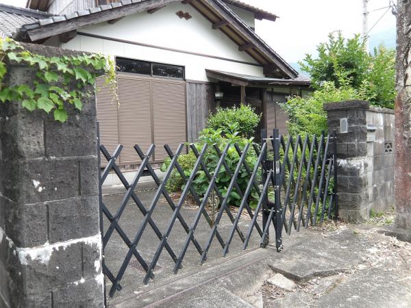1970s wood house, 6-min walk to station, Ehime