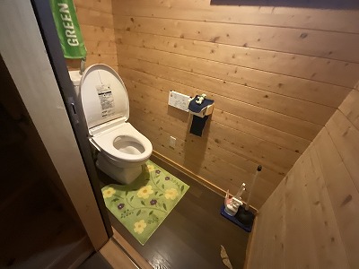 Pellet stove-equipped log house style property!