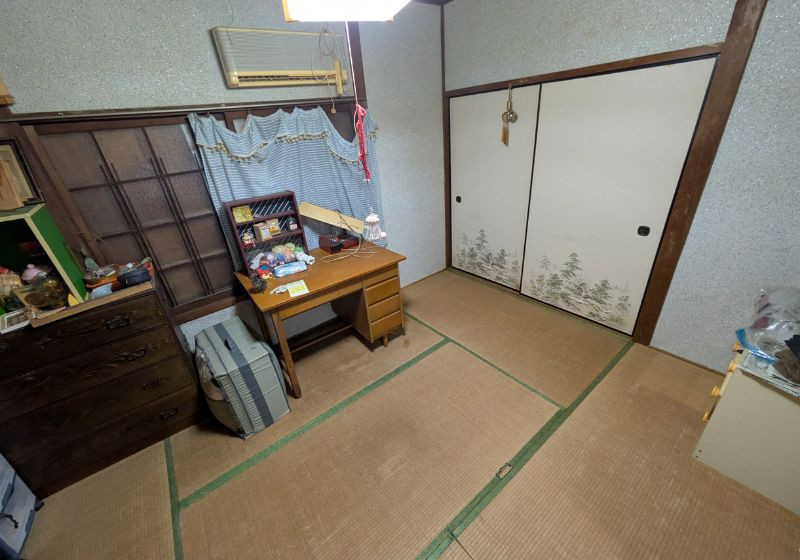 1970s wood house, 18-min walk to station, Ehime
