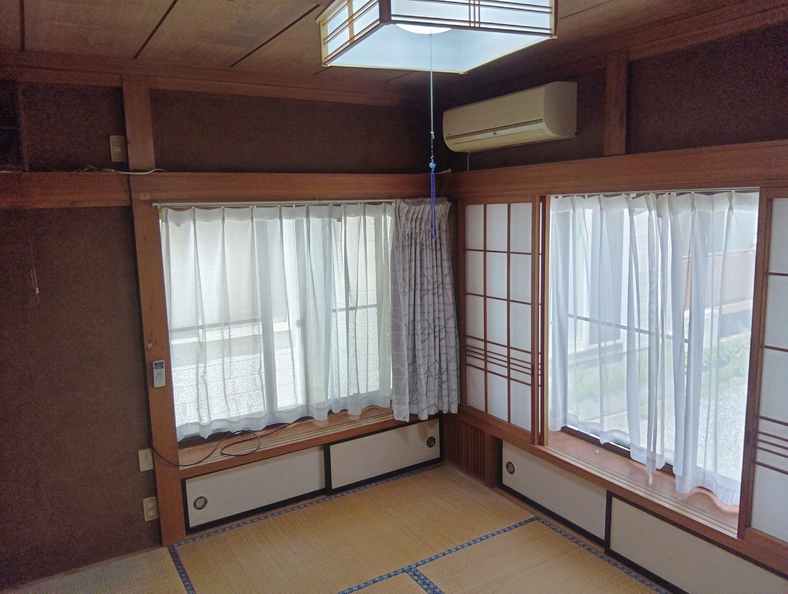 Spacious Rooms; Sunny Home on Elevated Ground