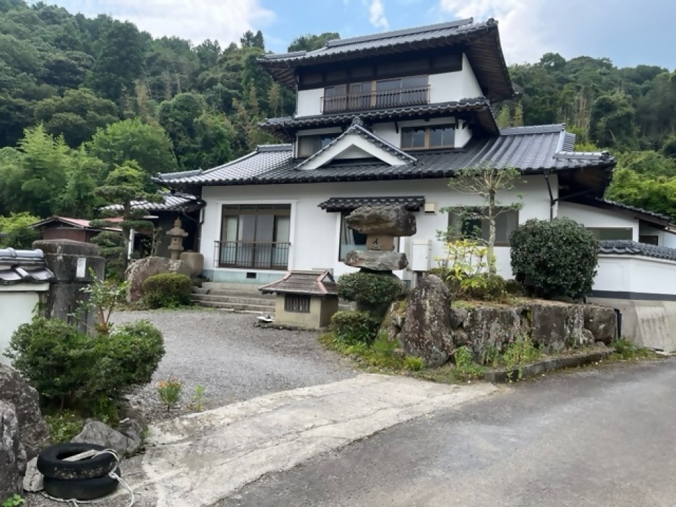 1980s wood house on a large plot in Oita