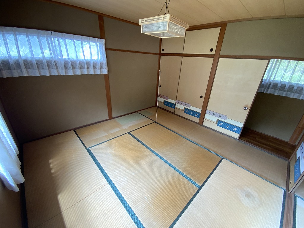 1980s wood house on a large plot in Yamaguchi