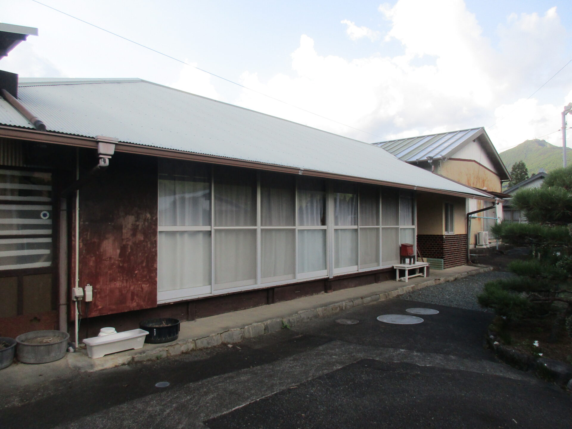 1920s wood house on a large plot in Shizuoka
