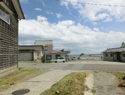 1960s wood house on a large plot in Niigata