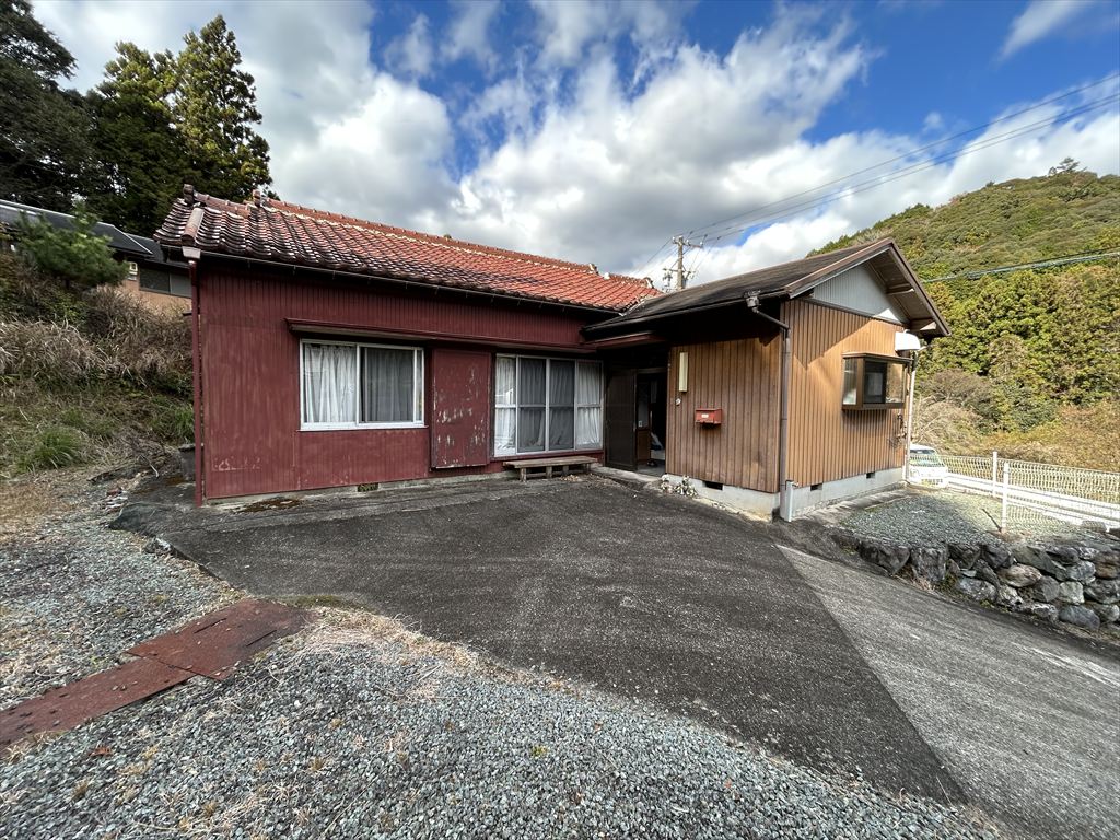 1970s wood house on a large plot in Mie