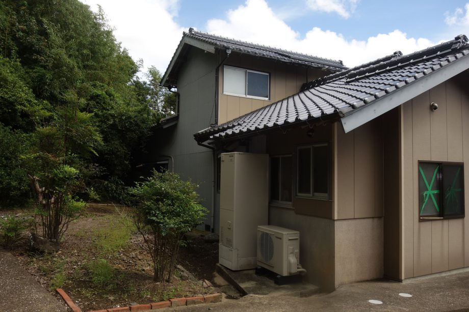 1970s wood house on a large plot in Nagasaki