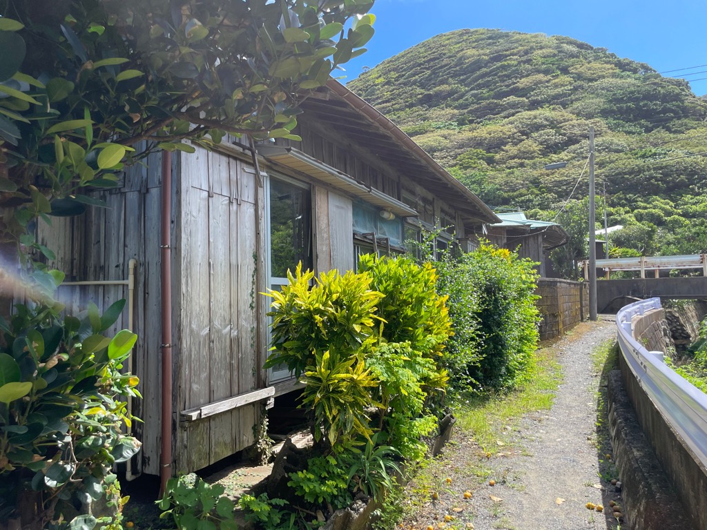 Wood house near the coast in Emuru, Tatsugo