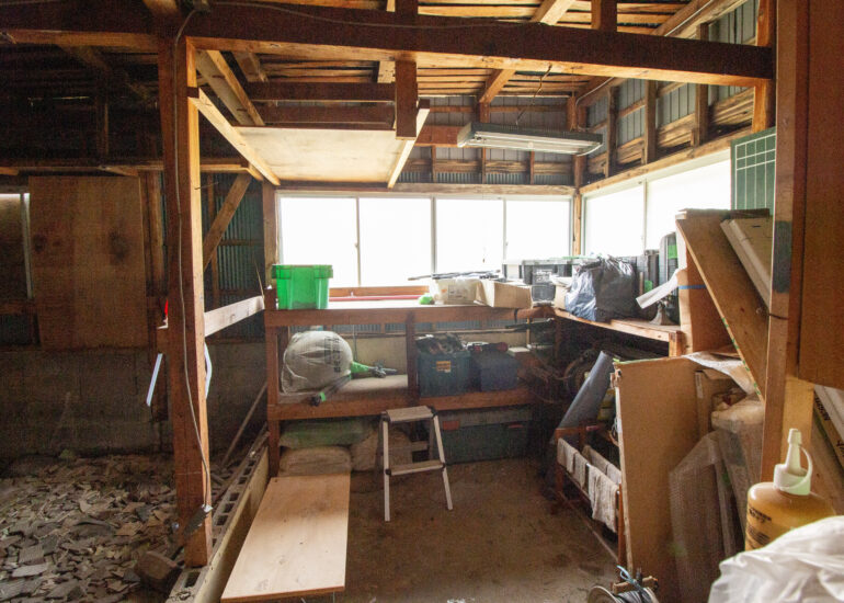 1970s wood house on a large plot in Matsusaka Kahada