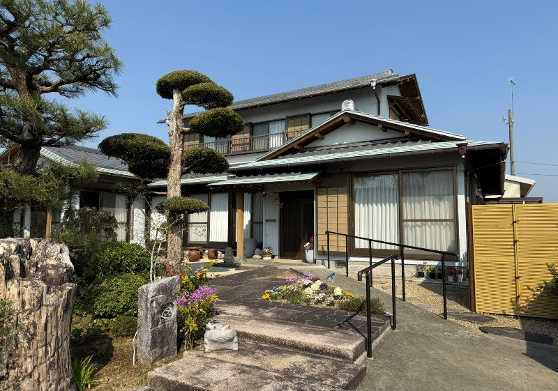 Farmland, office, and storage with spacious traditional home, for creative pursuits