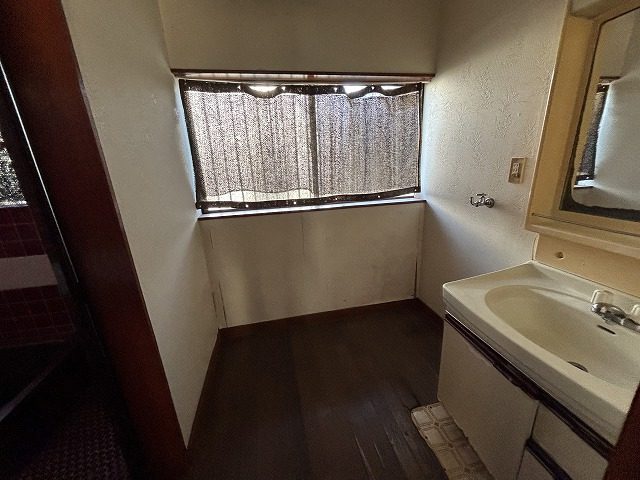 1980s wood house with outbuildings in Gifu