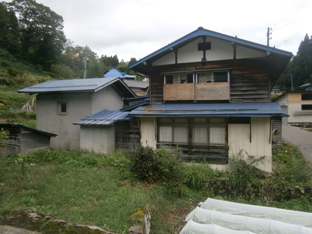 1940s wood house with storehouses in Nagano