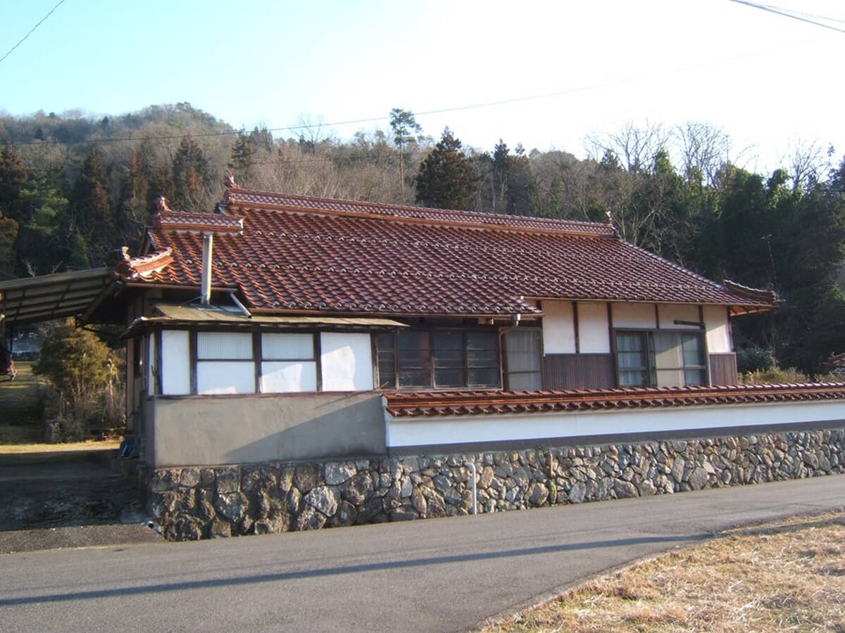 1960s wood house on a large plot