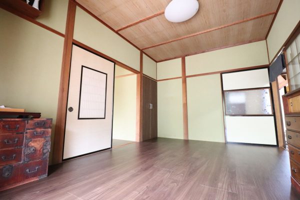 1970s wood house with storehouses in Shimane