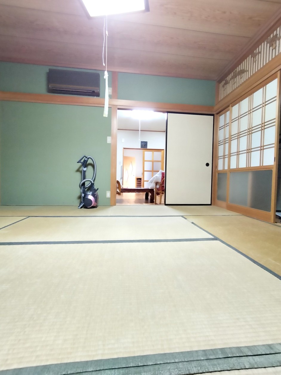 1990s house with storehouses in Ehime