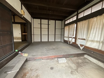 A compact shop-and-residence with remnants of the former tatami-mat framing shop