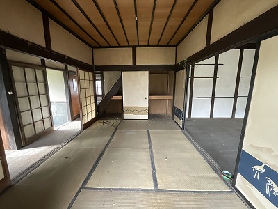A compact shop-and-residence with remnants of the former tatami-mat framing shop