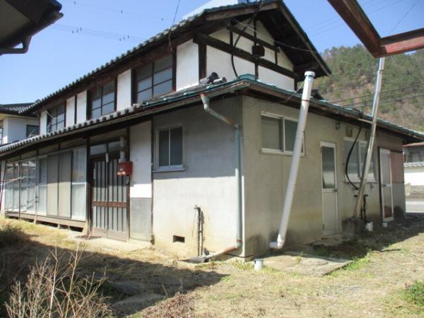 Attached building present. 6DK property!