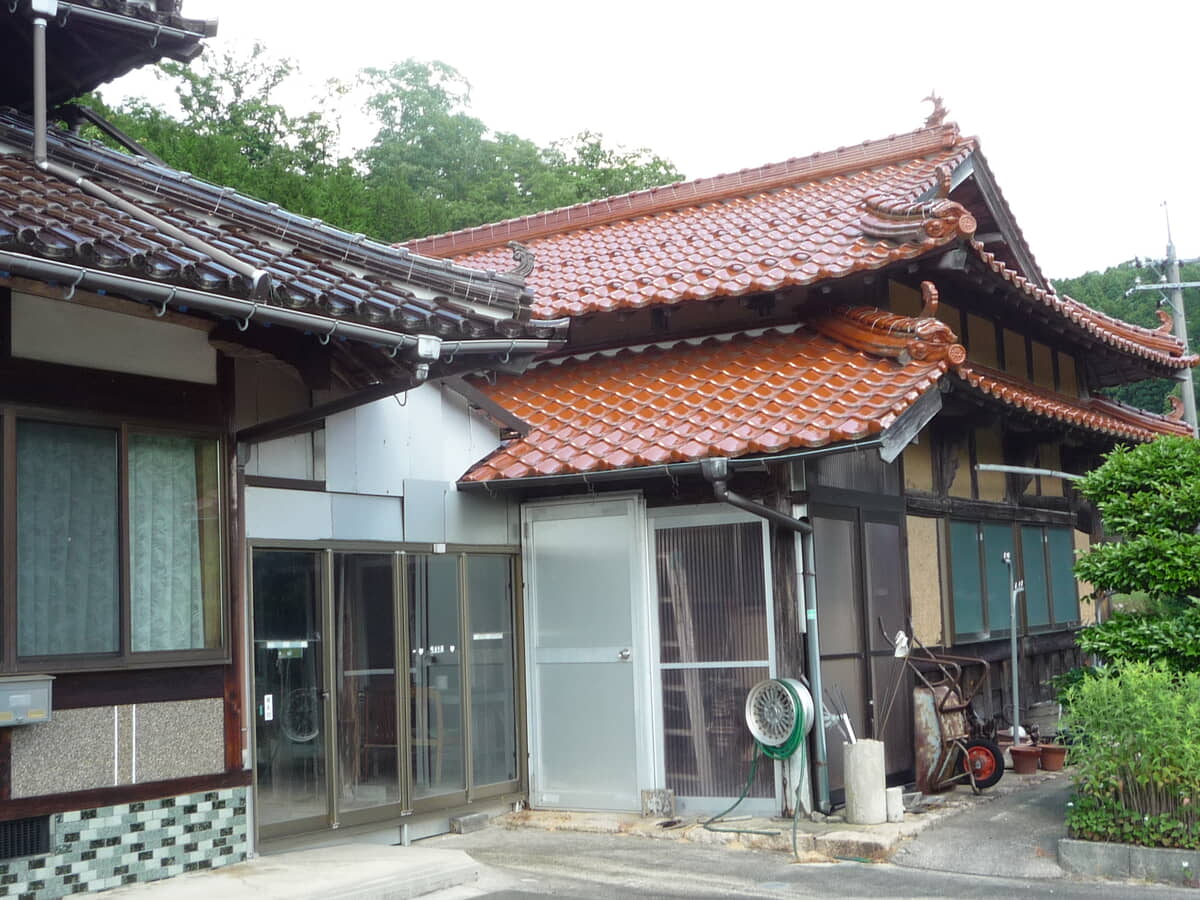 1970s wood house on a large plot in Hiroshima