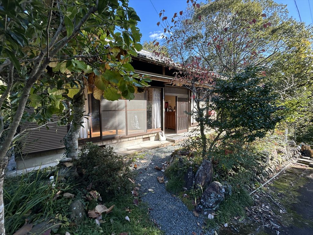 1980s wood house on a large plot in Mie