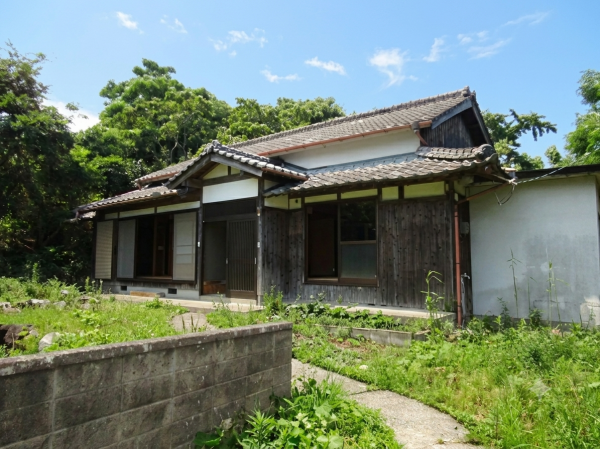 1860s wood house on a large plot in Oita