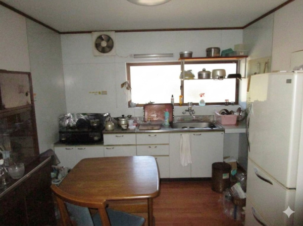 2000s wood house with storehouses in Oita