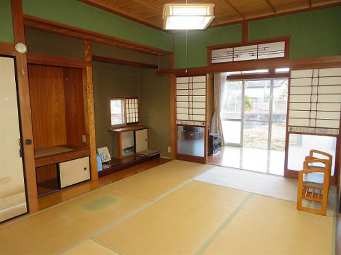 1960s wood house, 8-min walk to station, Oita