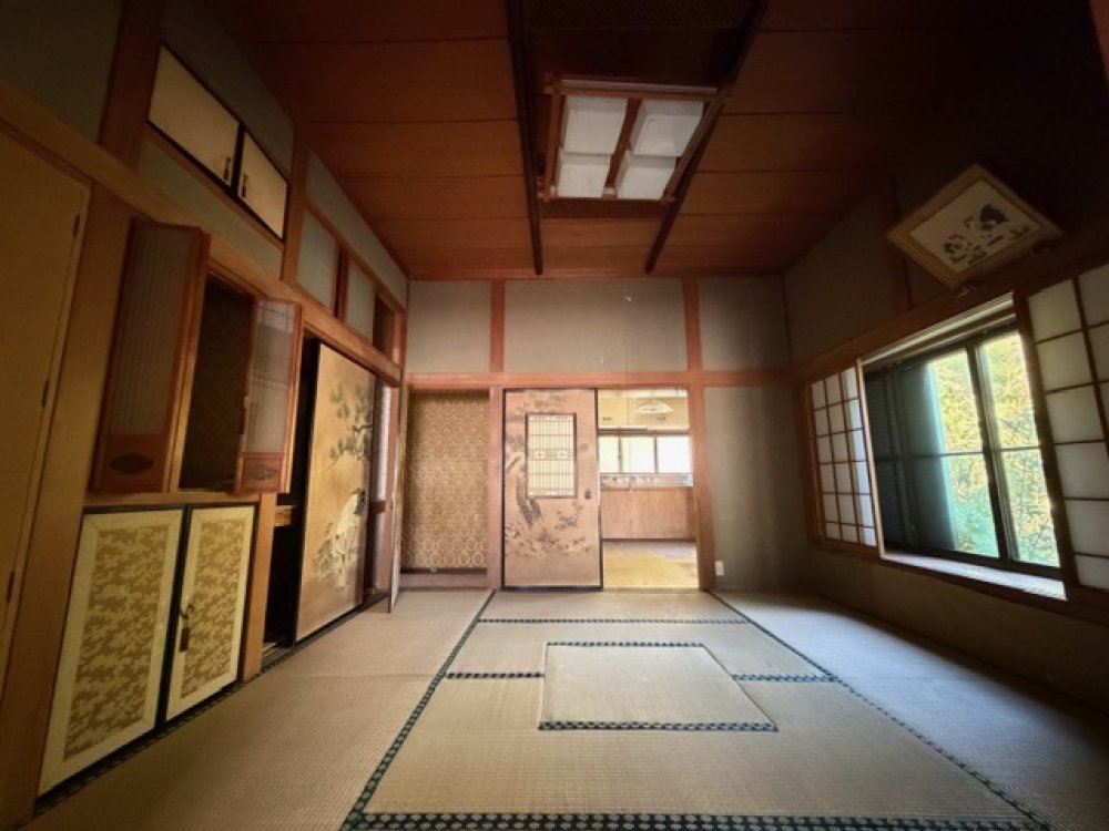 Distinctive Japanese room! Excellent sunlight.