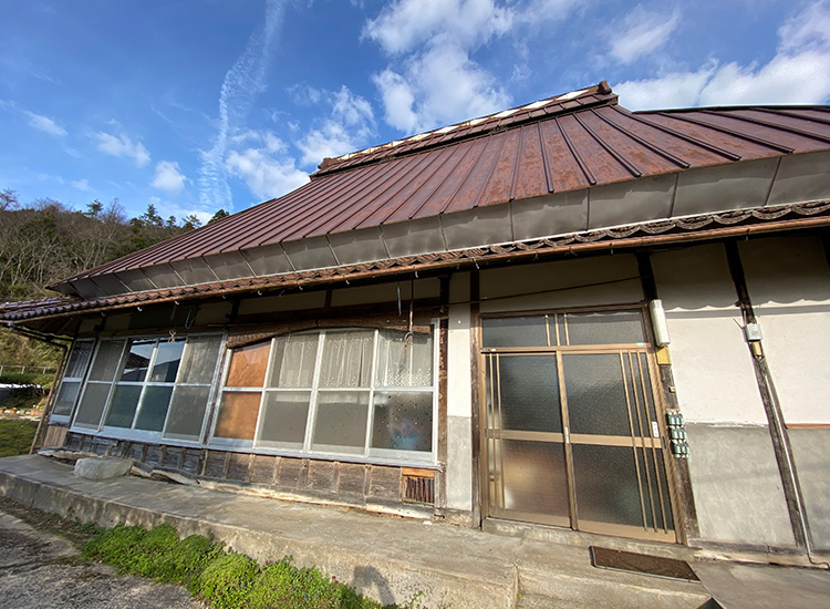 Wood house on a large plot in Shimane