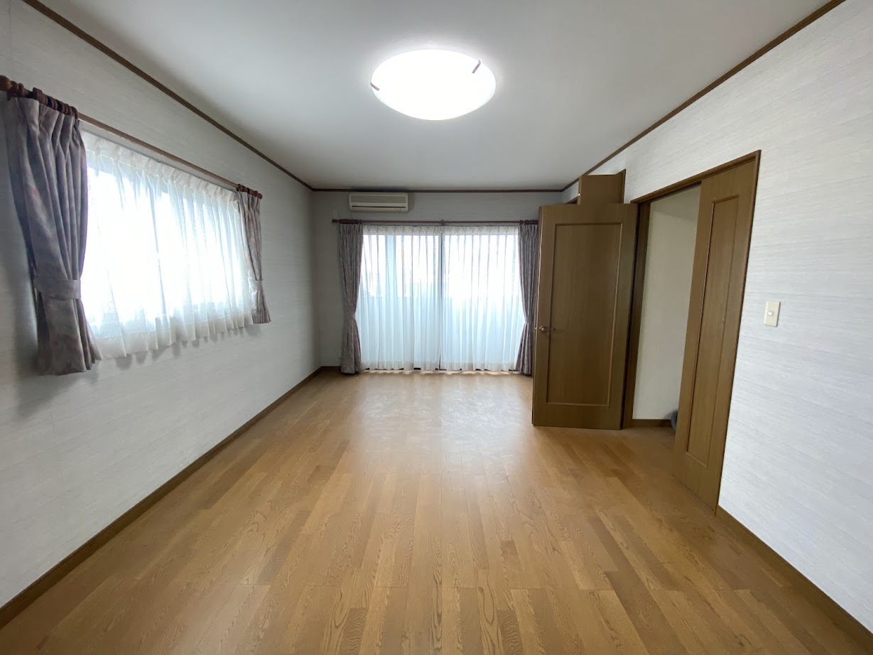 1990s wood house, 15-min walk to station, Toyama