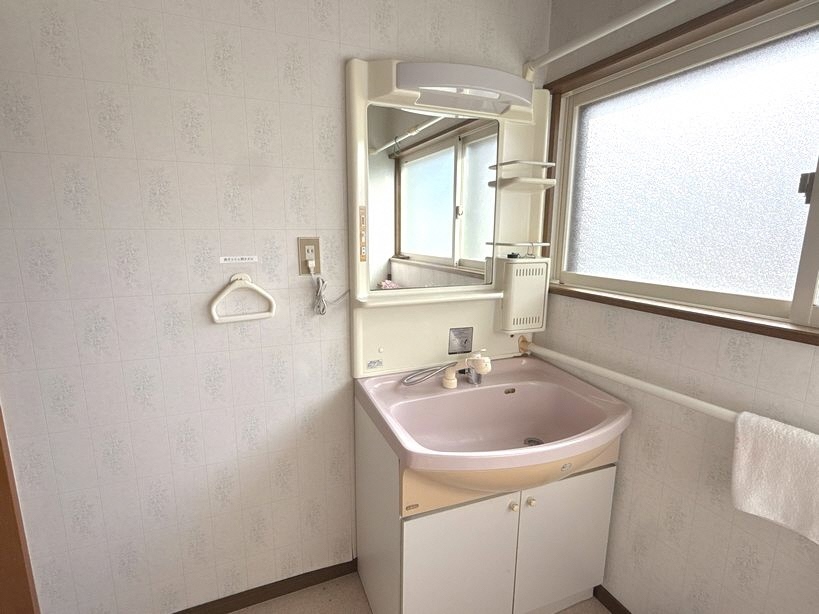 1990s wood house on a large plot in Aomori