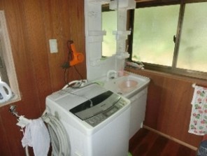 1990s wood house on a large plot in Niigata