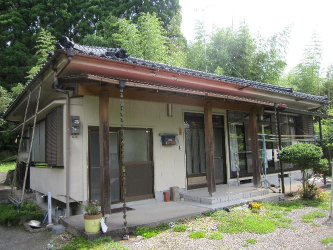 1980s wood house on a large plot in Togo, Satsumasendai
