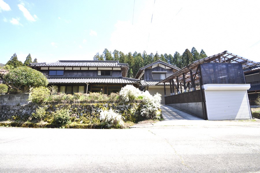 1970s wood house on a large plot in Hyogo