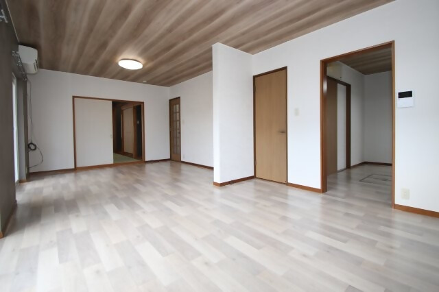 1990s wood house, 8-min walk to station, Mie