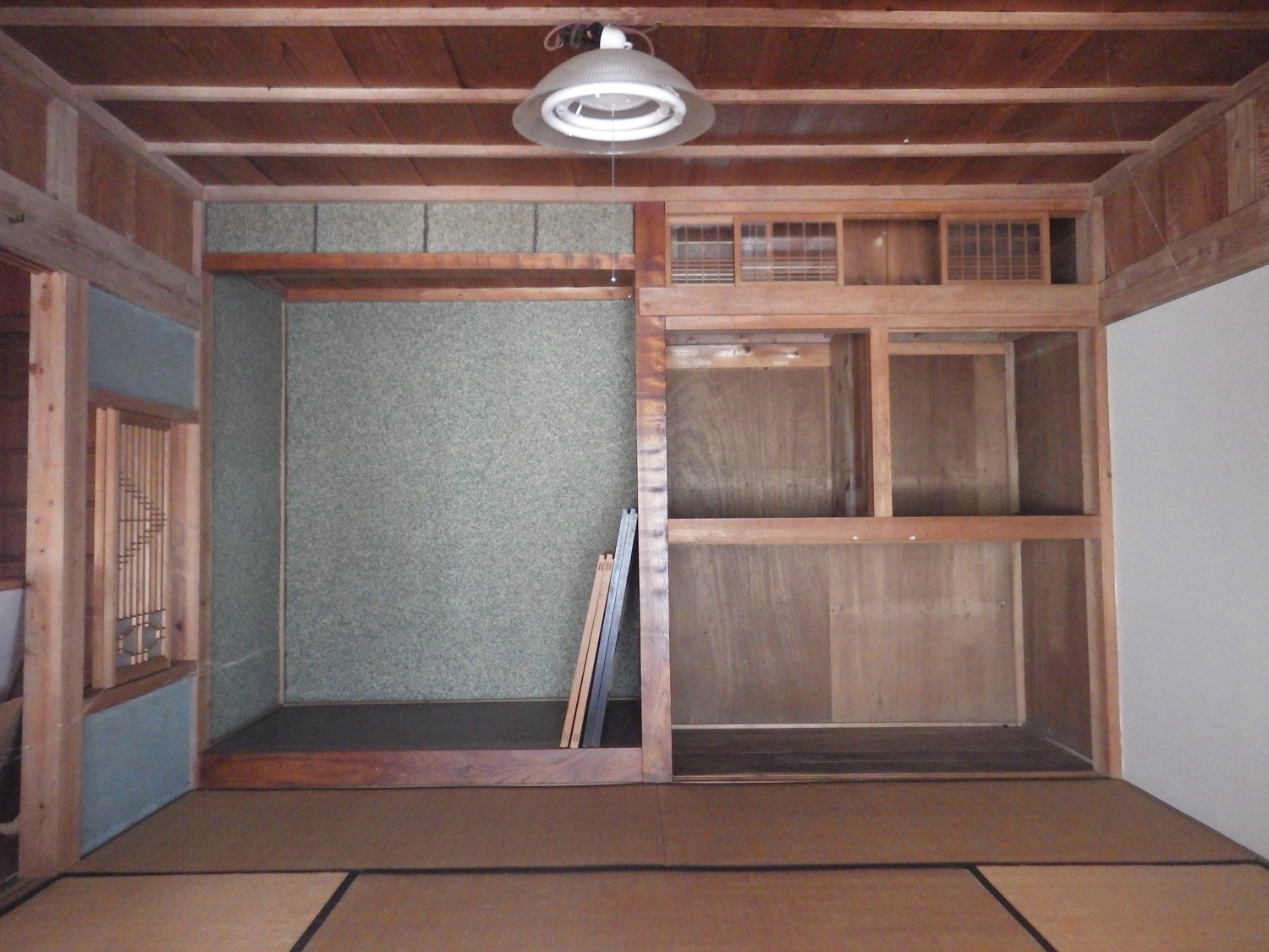 1950s wood house with storehouses in Shizuoka