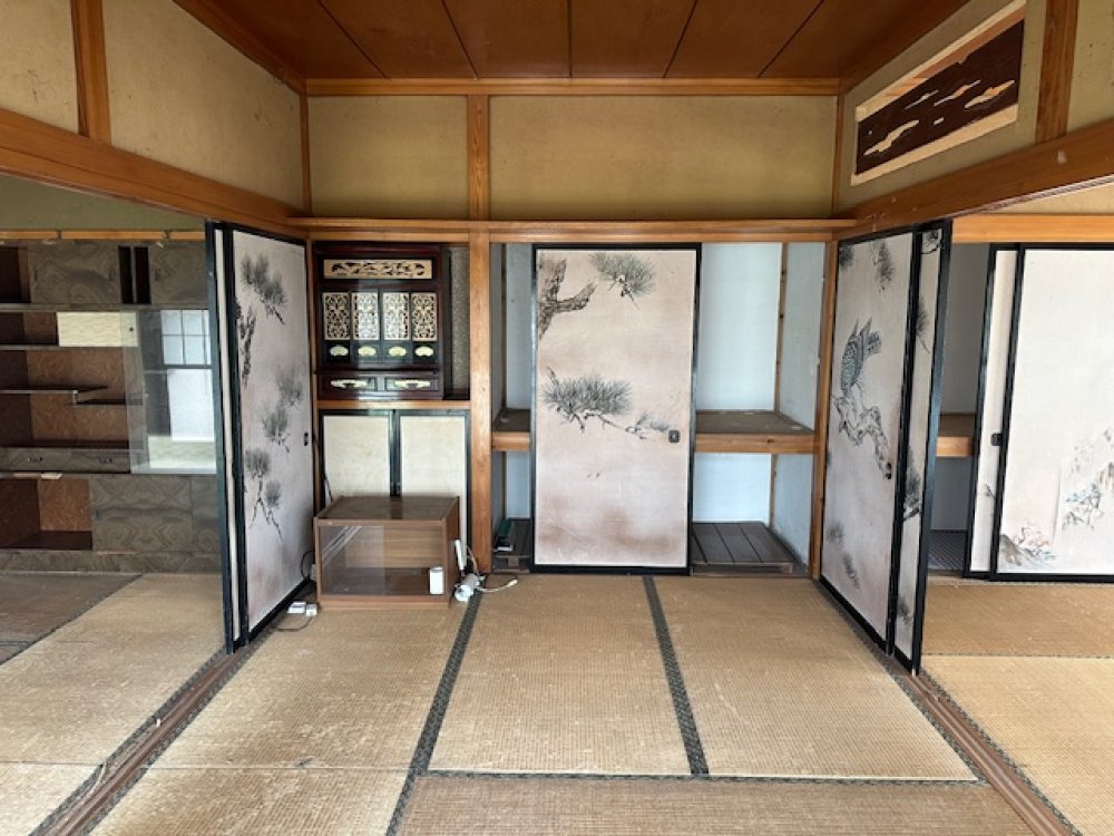 Traditional-style tatami-room house with storage shed!