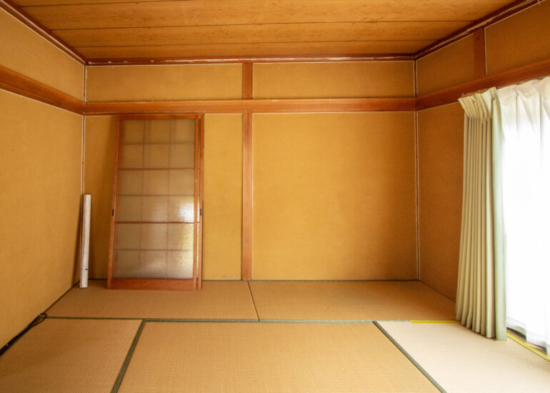 1970s wood house on a large plot in Matsusaka Kahada