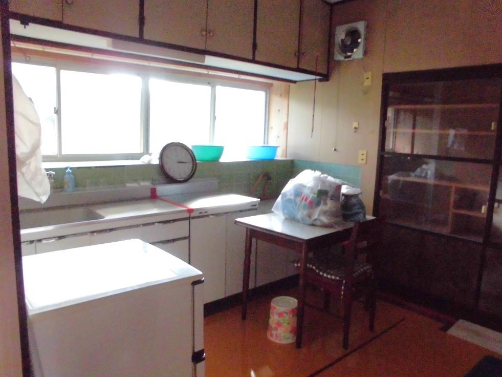 1950s wood house on a large plot in Takemoto, Izumi