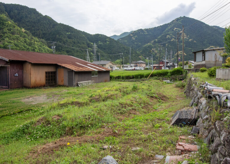 1970s wood house on a large plot in Matsusaka Kahada