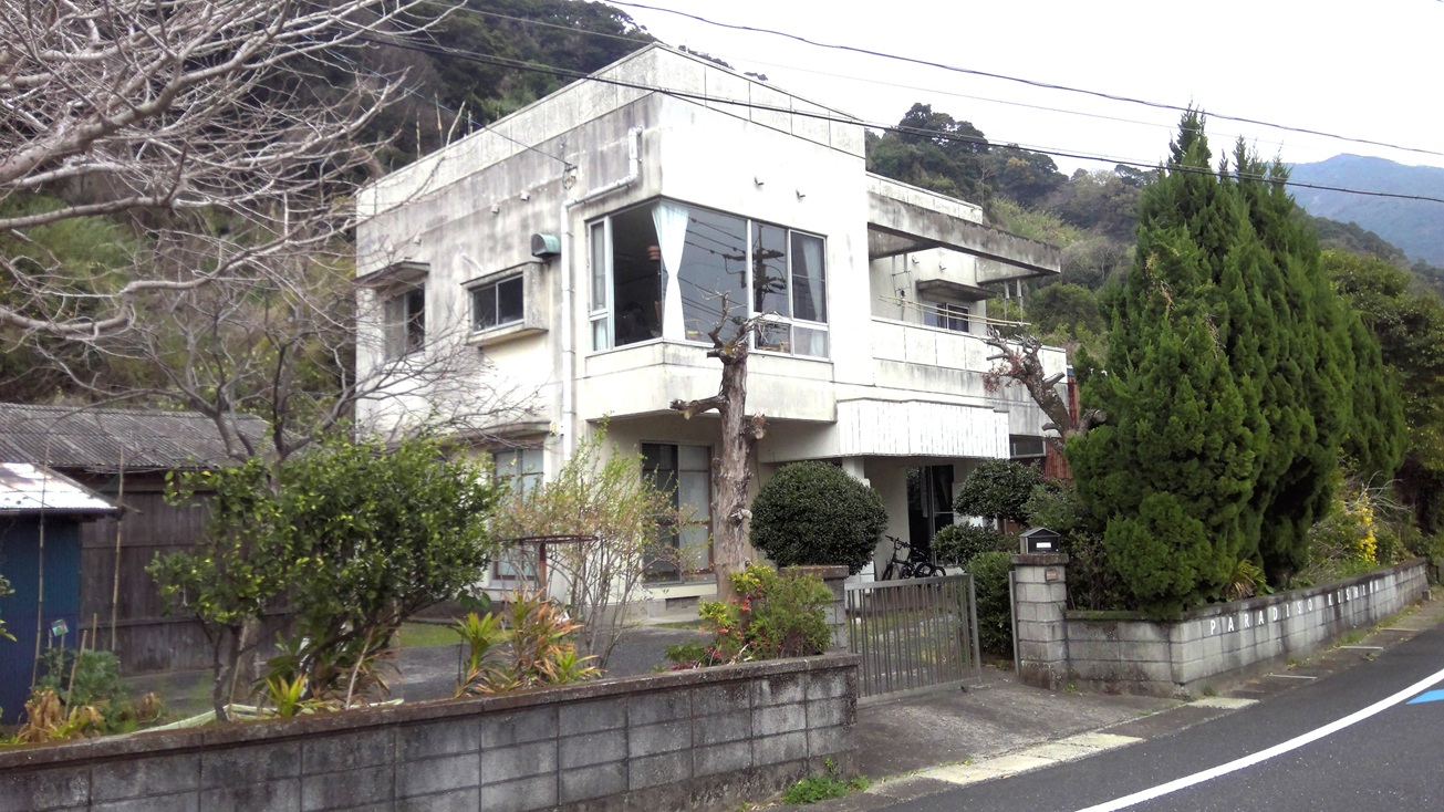 1990s concrete house in Uchinoura, Kimotsuki