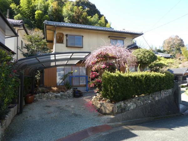 1990s wood house, 20-min walk to station, Ehime