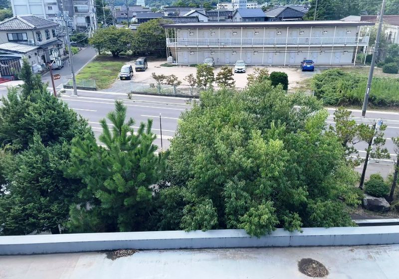 1970s concrete house on a large plot in Tottori