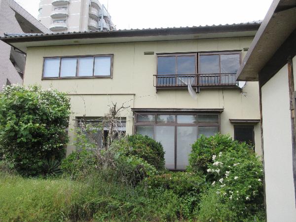 Many rooms and spacious garden. Day-use hot spring facility nearby; enjoy hot springs anytime with ease.