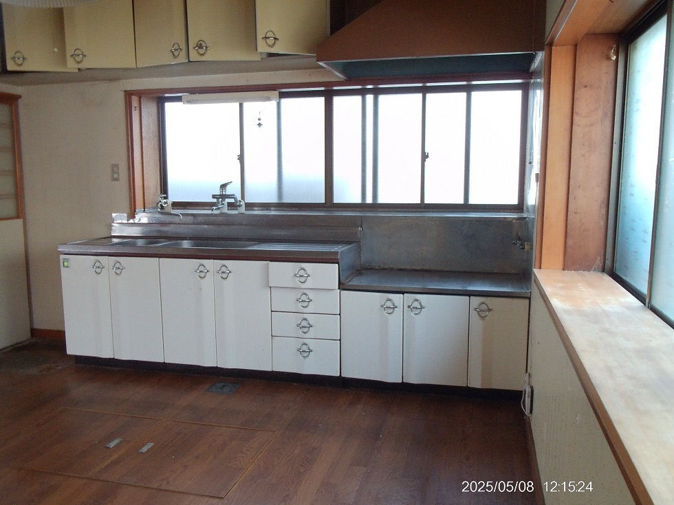 1980s wood house, 17-min walk to station, Aomori