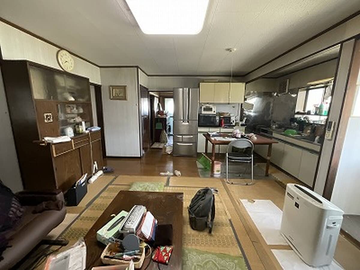 1970s wood house on a large plot in Hiroshima