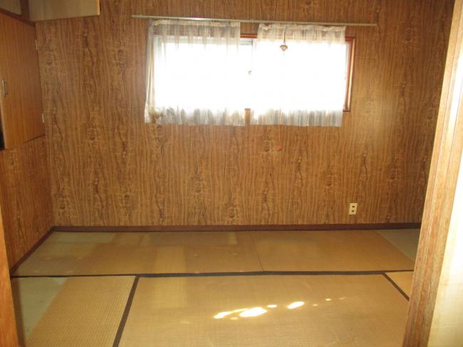 1970s wood house, 17-min walk to station, Okayama