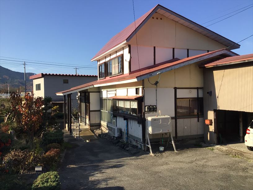 1970s wood house on a large plot in Akita