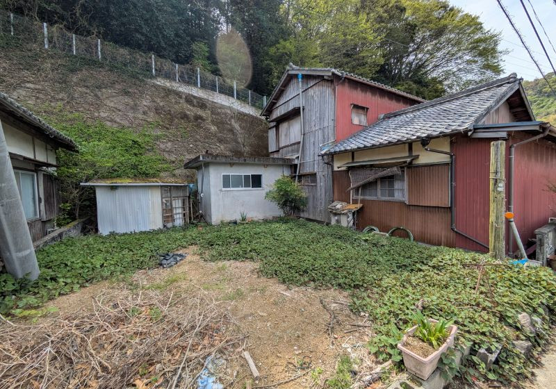 1970s wood house, 18-min walk to station, Ehime